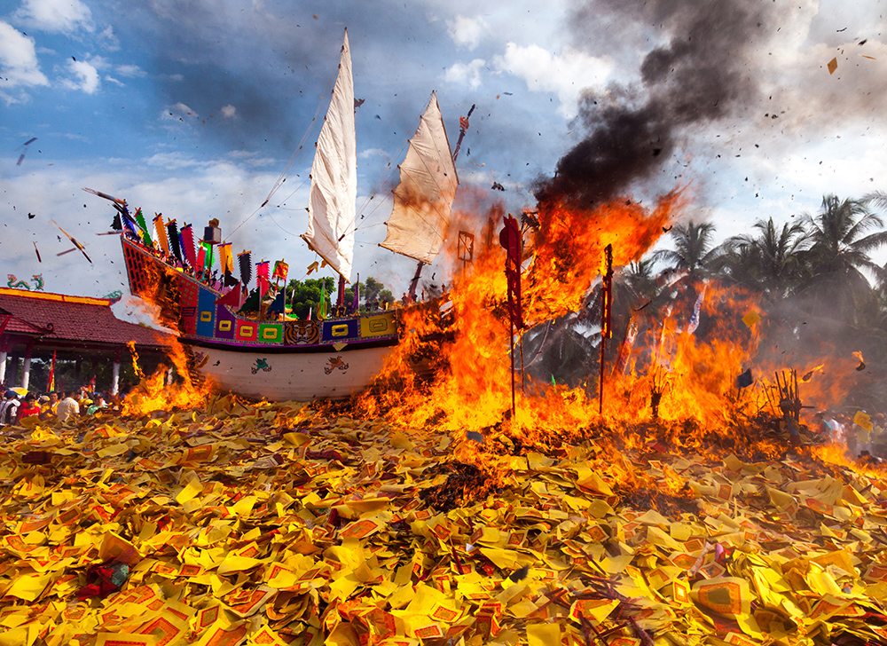 Tradisi Bakar Tongkang di Riau dan Maknanya dalam Kehidupan Masyarakat